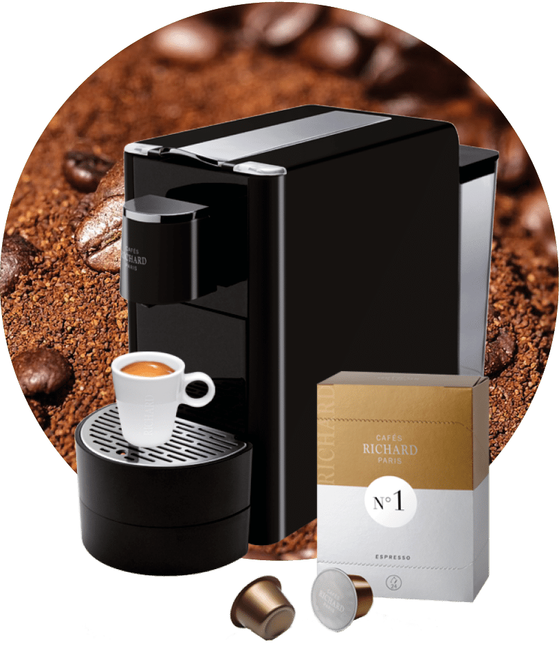 Machine VENTURA avec une tasse de café capsule PREMIUM espresso numéro 1 Cafés Richard et du café moulu et en grain en fond